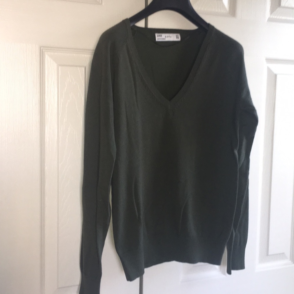 Zara in dark green v neck in L size